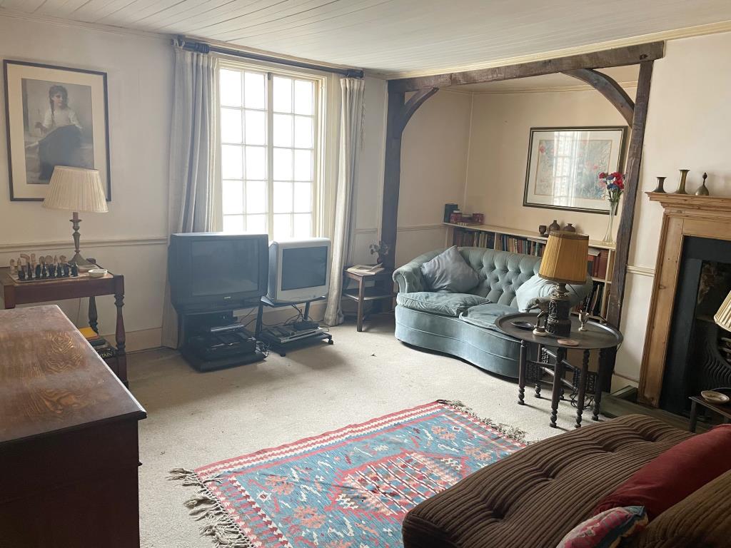 Lot: 120 - MIXED USE PROPERTY IN HIGHLY DESIRABLE LOCATION - Living room in flat